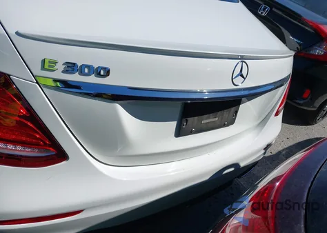 2019 Mercedes-Benz E 300 z USA, uszkodzony, nr VIN WDDZF4JB0KA660703